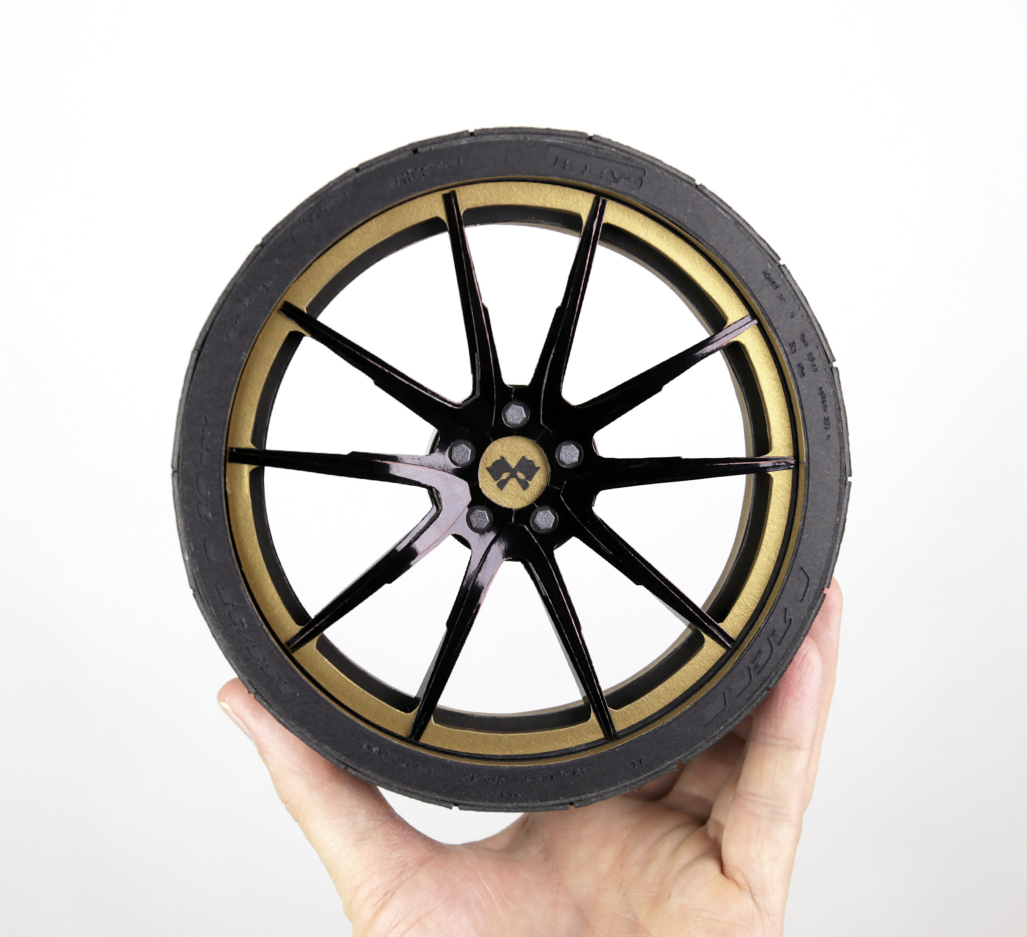 Gold-rimmed Strasse SV5 style wheels for the Gallardo. These are probably a little bit unusual for what in real life would be a one-piece monoblock wheel, but I just wanted to give it a go and see how it looked.