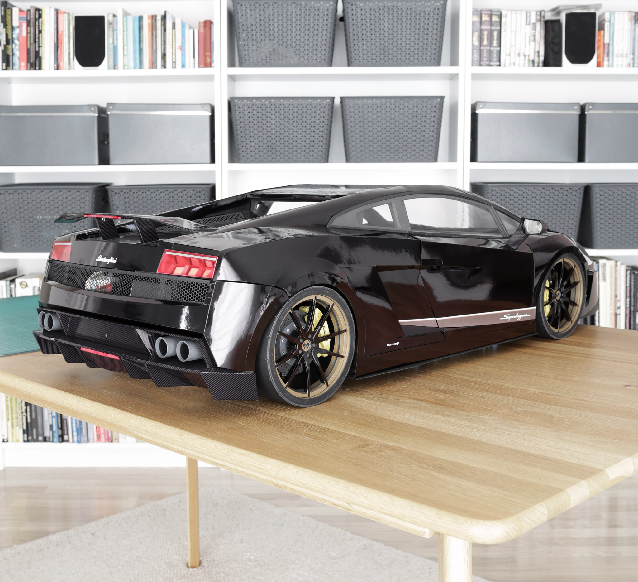 Another pic of the gold-rimmed Strasse SV5 style wheels.