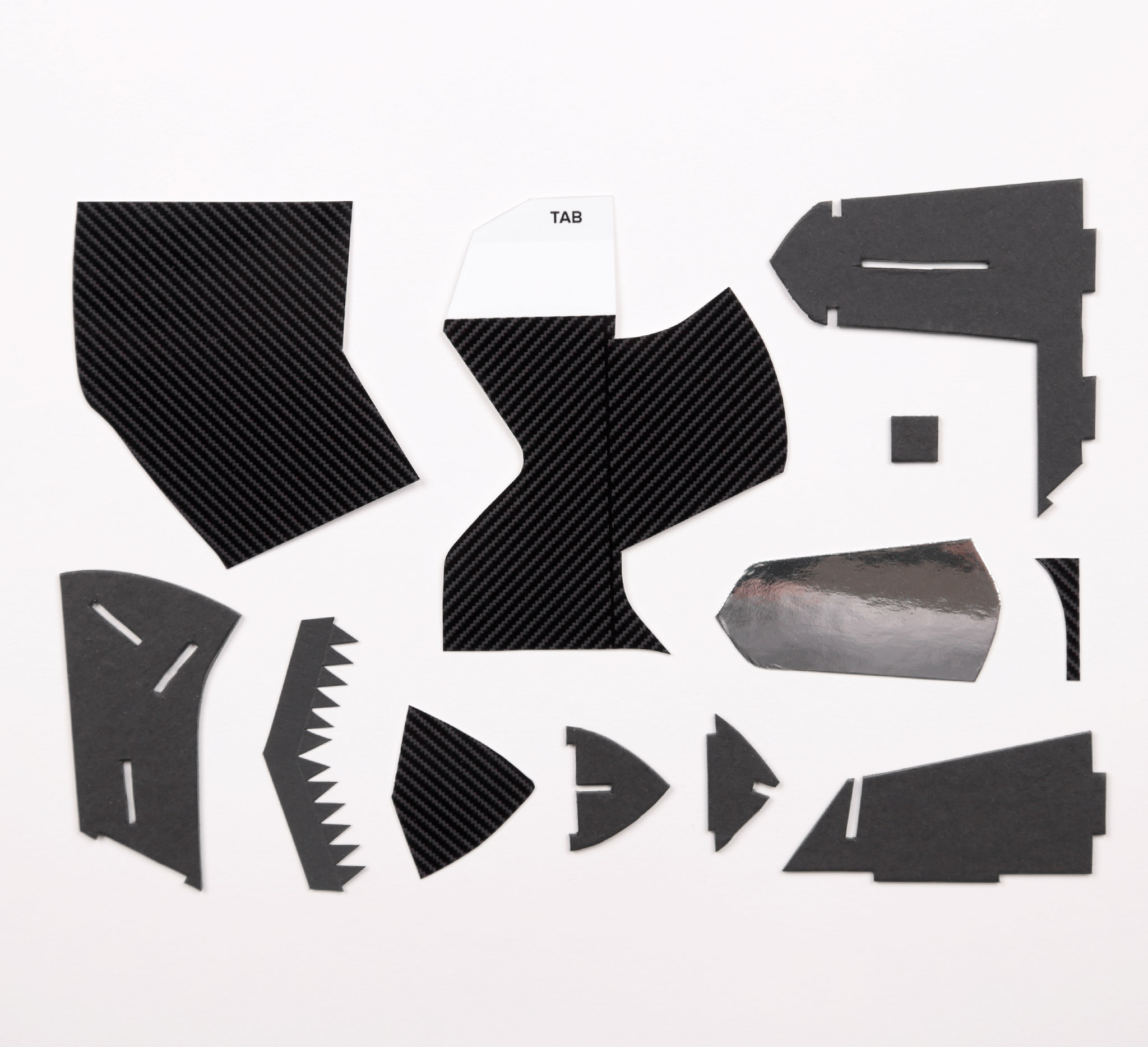 Parts for the driver’s side rear-view mirror. 12 pieces in total. All cut from paper and card. The carbon-fire look is made by printing the texture on gloss photo paper.